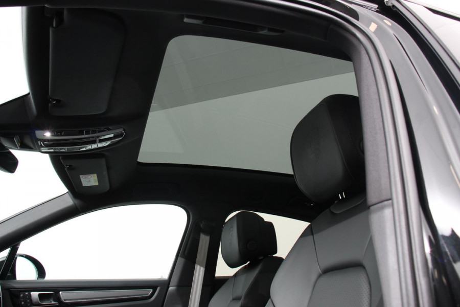 Porsche Cayenne Coupé 3.0 E-Hybrid 462pk Platinum Edition DEMO! Luchtvering Leder Panoramadak Camera Navigatie Elektrisch bedienbare achterklep Apple Carplay/ Android Auto Sfeerverlichting Cruise control