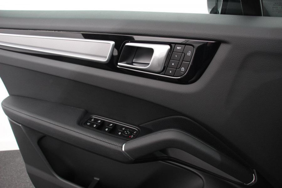 Porsche Cayenne Coupé 3.0 E-Hybrid 462pk Platinum Edition DEMO! Luchtvering Leder Panoramadak Camera Navigatie Elektrisch bedienbare achterklep Apple Carplay/ Android Auto Sfeerverlichting Cruise control