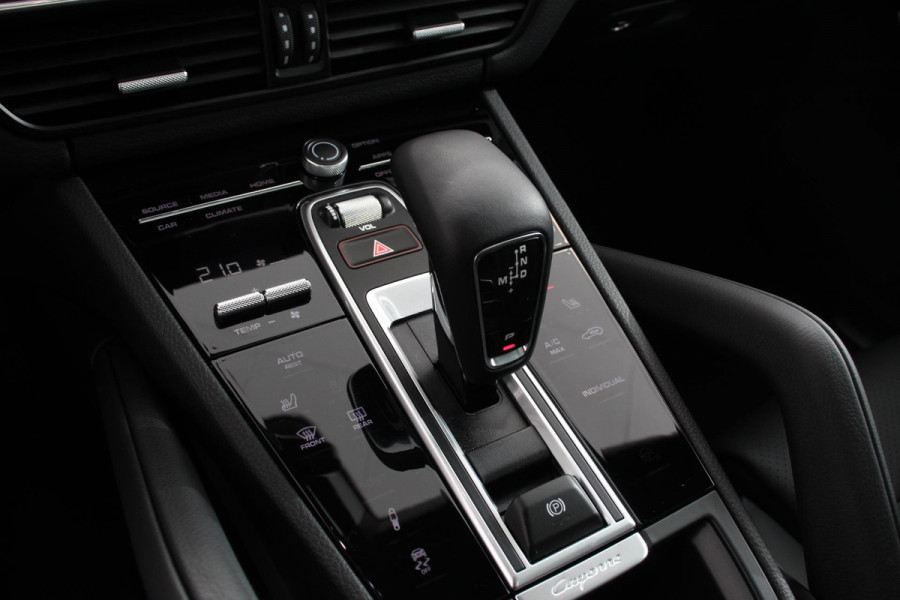 Porsche Cayenne Coupé 3.0 E-Hybrid 462pk Platinum Edition DEMO! Luchtvering Leder Panoramadak Camera Navigatie Elektrisch bedienbare achterklep Apple Carplay/ Android Auto Sfeerverlichting Cruise control