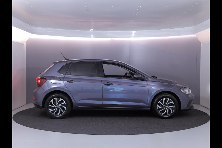 Volkswagen Polo 1.0 TSI Life 95 pk | Navigatie | Parkeersensoren | Adaptieve cruise control | LED koplampen |