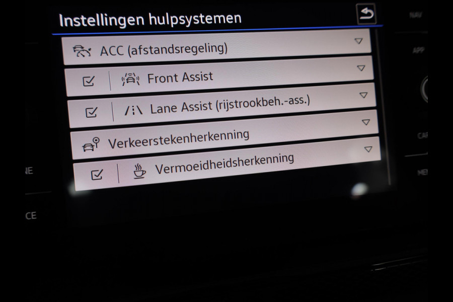 Volkswagen Polo 1.0 TSI Life 95 pk | Navigatie | Parkeersensoren | Adaptieve cruise control | LED koplampen |