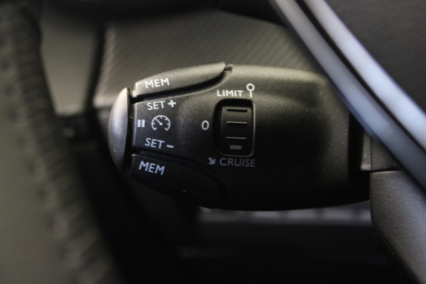 Peugeot 2008 1.2 PureTech 100 Allure |Navi|Camera|