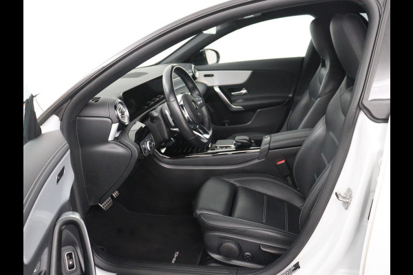 Mercedes-Benz CLA-Klasse Shooting Brake 250 e AMG Line | SOH 92.9% | Trekhaak | Leder | Camera | Carplay | Park assist | Cruise control | Sfeerverlichting | Stoelverwarming | Full LED | Climate control |