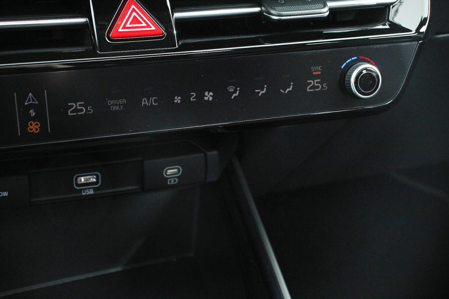 Kia Niro EV DynamicPlusLine 64.8 kWh Navigatie Half Leder Schuif-kantel dak Electrisch bedienbare achterklep DAB Led Camera Extra Getint Glas Lichtmetalen Velgen