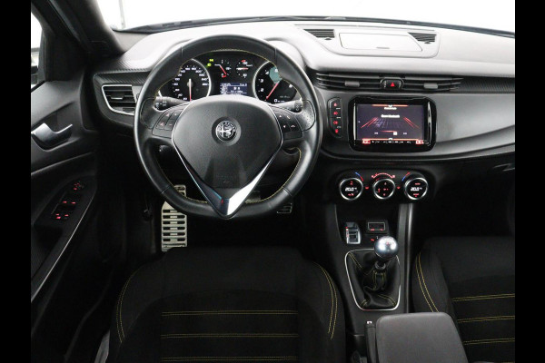 Alfa Romeo Giulietta 1.4 Turbo Sport | Gele accenten | Carplay | Park assist | Climate control | Cruise control | Carbon interieur | Full LED