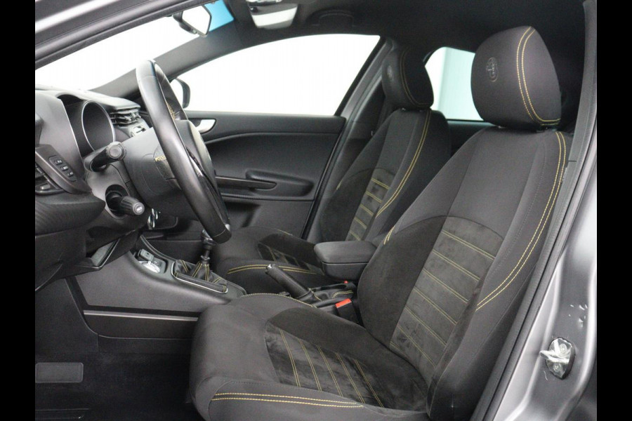 Alfa Romeo Giulietta 1.4 Turbo Sport | Gele accenten | Carplay | Park assist | Climate control | Cruise control | Carbon interieur | Full LED