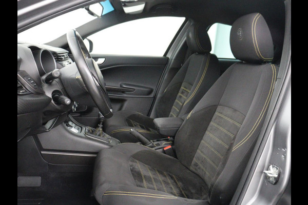 Alfa Romeo Giulietta 1.4 Turbo Sport | Gele accenten | Carplay | Park assist | Climate control | Cruise control | Carbon interieur | Full LED