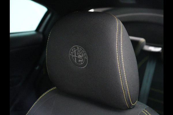 Alfa Romeo Giulietta 1.4 Turbo Sport | Gele accenten | Carplay | Park assist | Climate control | Cruise control | Carbon interieur | Full LED