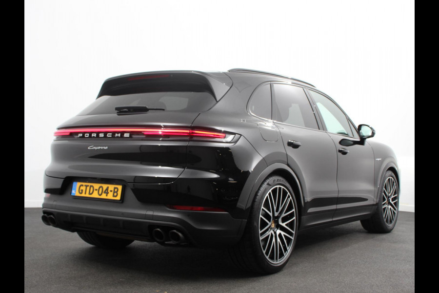 Porsche Cayenne 3.0 E-Hybrid Akrapovic met soundbox Luchtvering Leder Panoramadak Camera Navigatie Elektrische comfortstoelen DAB+ Led Adaptieve cruise control Climate control Lichtmetalen velgen Apple Carplay/ Android Auto