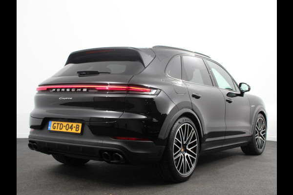 Porsche Cayenne 3.0 E-Hybrid Akrapovic met soundbox Luchtvering Leder Panoramadak Camera Navigatie Elektrische comfortstoelen DAB+ Led Adaptieve cruise control Climate control Lichtmetalen velgen Apple Carplay/ Android Auto