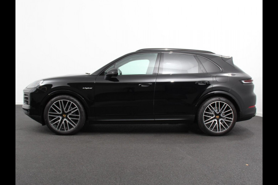Porsche Cayenne 3.0 E-Hybrid Akrapovic met soundbox Luchtvering Leder Panoramadak Camera Navigatie Elektrische comfortstoelen DAB+ Led Adaptieve cruise control Climate control Lichtmetalen velgen Apple Carplay/ Android Auto