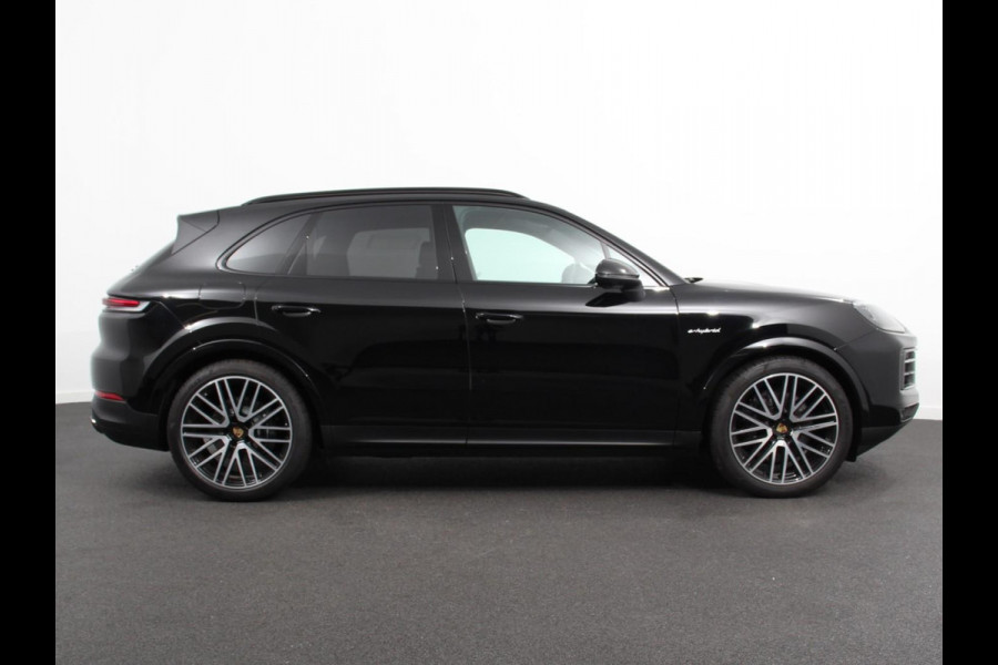Porsche Cayenne 3.0 E-Hybrid Akrapovic met soundbox Luchtvering Leder Panoramadak Camera Navigatie Elektrische comfortstoelen DAB+ Led Adaptieve cruise control Climate control Lichtmetalen velgen Apple Carplay/ Android Auto