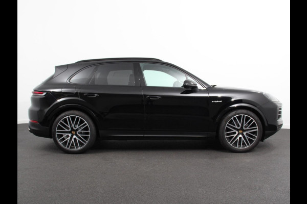Porsche Cayenne 3.0 E-Hybrid Akrapovic met soundbox Luchtvering Leder Panoramadak Camera Navigatie Elektrische comfortstoelen DAB+ Led Adaptieve cruise control Climate control Lichtmetalen velgen Apple Carplay/ Android Auto