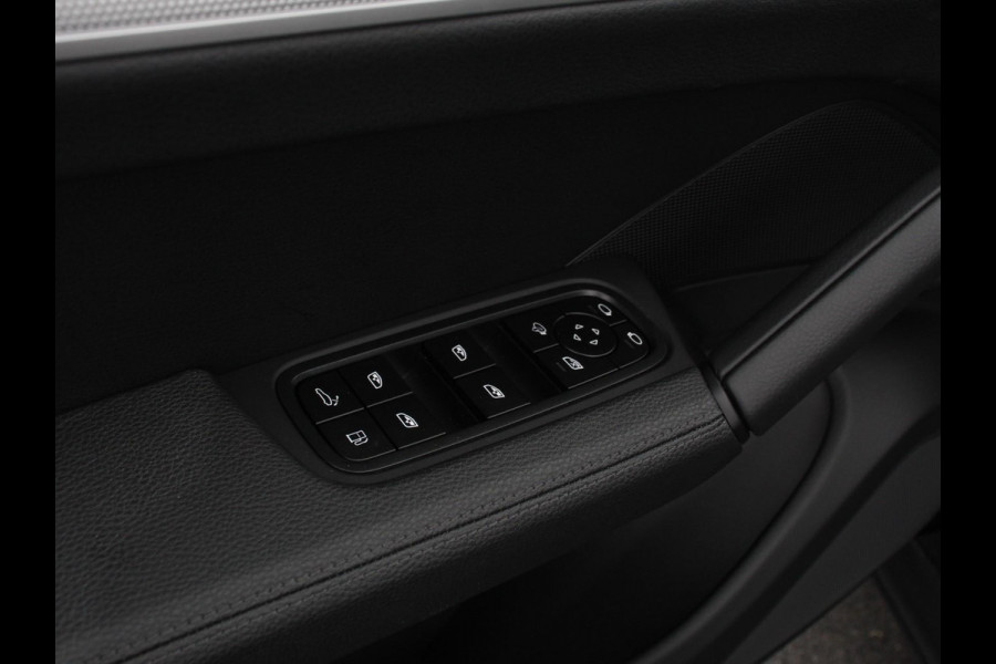 Porsche Cayenne 3.0 E-Hybrid Akrapovic met soundbox Luchtvering Leder Panoramadak Camera Navigatie Elektrische comfortstoelen DAB+ Led Adaptieve cruise control Climate control Lichtmetalen velgen Apple Carplay/ Android Auto