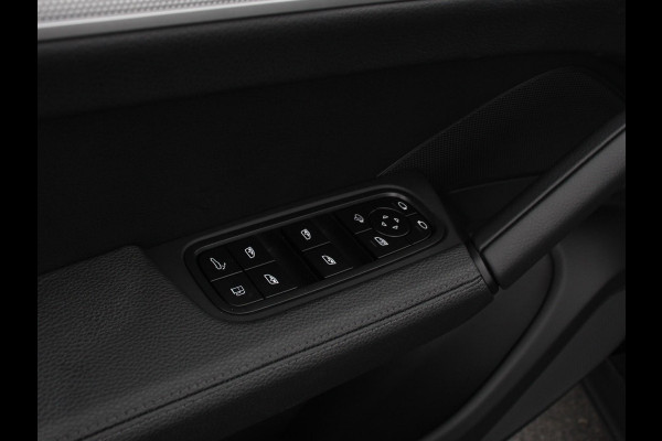 Porsche Cayenne 3.0 E-Hybrid Akrapovic met soundbox Luchtvering Leder Panoramadak Camera Navigatie Elektrische comfortstoelen DAB+ Led Adaptieve cruise control Climate control Lichtmetalen velgen Apple Carplay/ Android Auto