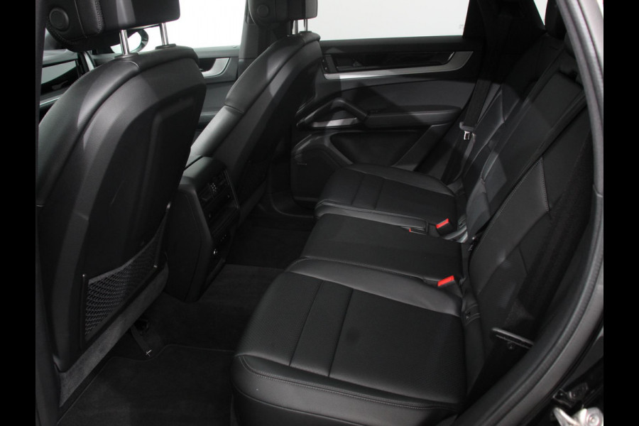 Porsche Cayenne 3.0 E-Hybrid Akrapovic met soundbox Luchtvering Leder Panoramadak Camera Navigatie Elektrische comfortstoelen DAB+ Led Adaptieve cruise control Climate control Lichtmetalen velgen Apple Carplay/ Android Auto