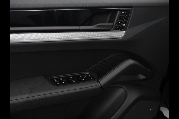 Porsche Cayenne 3.0 E-Hybrid Akrapovic met soundbox Luchtvering Leder Panoramadak Camera Navigatie Elektrische comfortstoelen DAB+ Led Adaptieve cruise control Climate control Lichtmetalen velgen Apple Carplay/ Android Auto