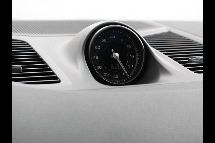 Porsche Cayenne 3.0 E-Hybrid Akrapovic met soundbox Luchtvering Leder Panoramadak Camera Navigatie Elektrische comfortstoelen DAB+ Led Adaptieve cruise control Climate control Lichtmetalen velgen Apple Carplay/ Android Auto