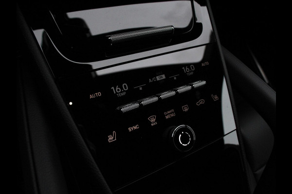 Porsche Cayenne 3.0 E-Hybrid Akrapovic met soundbox Luchtvering Leder Panoramadak Camera Navigatie Elektrische comfortstoelen DAB+ Led Adaptieve cruise control Climate control Lichtmetalen velgen Apple Carplay/ Android Auto
