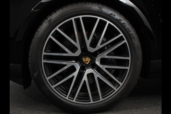 Porsche Cayenne 3.0 E-Hybrid Akrapovic met soundbox Luchtvering Leder Panoramadak Camera Navigatie Elektrische comfortstoelen DAB+ Led Adaptieve cruise control Climate control Lichtmetalen velgen Apple Carplay/ Android Auto