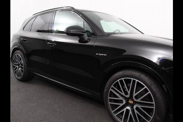 Porsche Cayenne 3.0 E-Hybrid Akrapovic met soundbox Luchtvering Leder Panoramadak Camera Navigatie Elektrische comfortstoelen DAB+ Led Adaptieve cruise control Climate control Lichtmetalen velgen Apple Carplay/ Android Auto