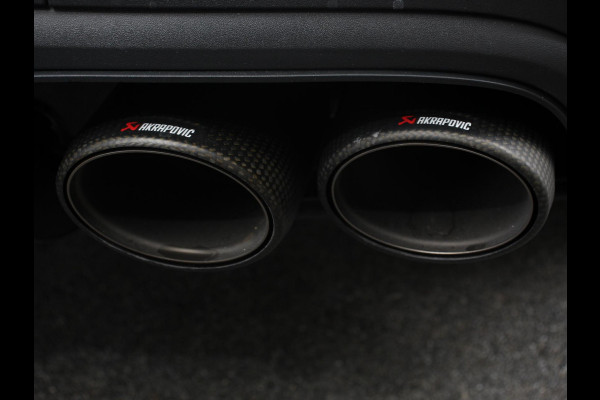 Porsche Cayenne 3.0 E-Hybrid Akrapovic met soundbox Luchtvering Leder Panoramadak Camera Navigatie Elektrische comfortstoelen DAB+ Led Adaptieve cruise control Climate control Lichtmetalen velgen Apple Carplay/ Android Auto