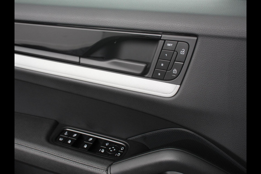 Porsche Cayenne 3.0 E-Hybrid Akrapovic met soundbox Luchtvering Leder Panoramadak Camera Navigatie Elektrische comfortstoelen DAB+ Led Adaptieve cruise control Climate control Lichtmetalen velgen Apple Carplay/ Android Auto