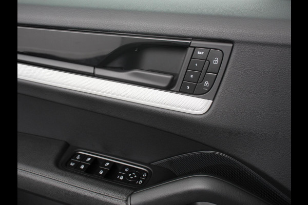 Porsche Cayenne 3.0 E-Hybrid Akrapovic met soundbox Luchtvering Leder Panoramadak Camera Navigatie Elektrische comfortstoelen DAB+ Led Adaptieve cruise control Climate control Lichtmetalen velgen Apple Carplay/ Android Auto