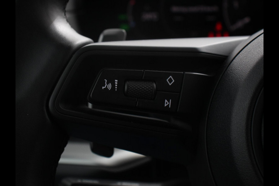Porsche Cayenne 3.0 E-Hybrid Akrapovic met soundbox Luchtvering Leder Panoramadak Camera Navigatie Elektrische comfortstoelen DAB+ Led Adaptieve cruise control Climate control Lichtmetalen velgen Apple Carplay/ Android Auto