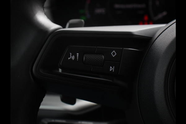 Porsche Cayenne 3.0 E-Hybrid Akrapovic met soundbox Luchtvering Leder Panoramadak Camera Navigatie Elektrische comfortstoelen DAB+ Led Adaptieve cruise control Climate control Lichtmetalen velgen Apple Carplay/ Android Auto