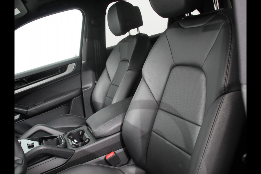 Porsche Cayenne 3.0 E-Hybrid Akrapovic met soundbox Luchtvering Leder Panoramadak Camera Navigatie Elektrische comfortstoelen DAB+ Led Adaptieve cruise control Climate control Lichtmetalen velgen Apple Carplay/ Android Auto