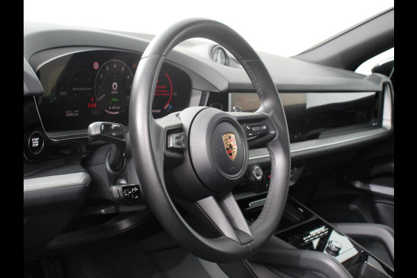 Porsche Cayenne 3.0 E-Hybrid Akrapovic met soundbox Luchtvering Leder Panoramadak Camera Navigatie Elektrische comfortstoelen DAB+ Led Adaptieve cruise control Climate control Lichtmetalen velgen Apple Carplay/ Android Auto
