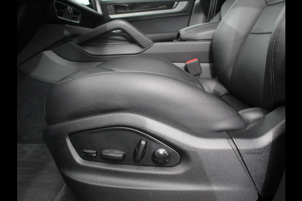 Porsche Cayenne 3.0 E-Hybrid Akrapovic met soundbox Luchtvering Leder Panoramadak Camera Navigatie Elektrische comfortstoelen DAB+ Led Adaptieve cruise control Climate control Lichtmetalen velgen Apple Carplay/ Android Auto