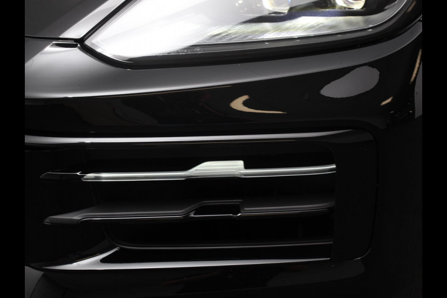 Porsche Cayenne 3.0 E-Hybrid Akrapovic met soundbox Luchtvering Leder Panoramadak Camera Navigatie Elektrische comfortstoelen DAB+ Led Adaptieve cruise control Climate control Lichtmetalen velgen Apple Carplay/ Android Auto
