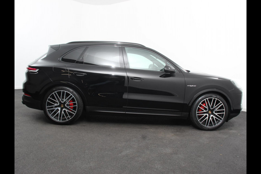 Porsche Cayenne 3.0 E-Hybrid Akrapovic met soundbox Luchtvering Leder Panoramadak Camera Navigatie Elektrische comfortstoelen DAB+ Led Adaptieve cruise control Climate control Lichtmetalen velgen Apple Carplay/ Android Auto