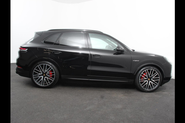 Porsche Cayenne 3.0 E-Hybrid Akrapovic met soundbox Luchtvering Leder Panoramadak Camera Navigatie Elektrische comfortstoelen DAB+ Led Adaptieve cruise control Climate control Lichtmetalen velgen Apple Carplay/ Android Auto