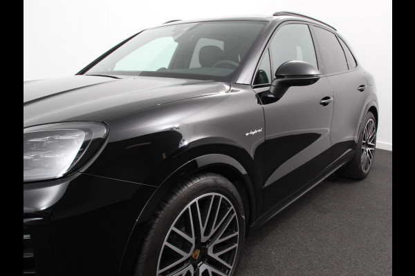 Porsche Cayenne 3.0 E-Hybrid Akrapovic met soundbox Luchtvering Leder Panoramadak Camera Navigatie Elektrische comfortstoelen DAB+ Led Adaptieve cruise control Climate control Lichtmetalen velgen Apple Carplay/ Android Auto