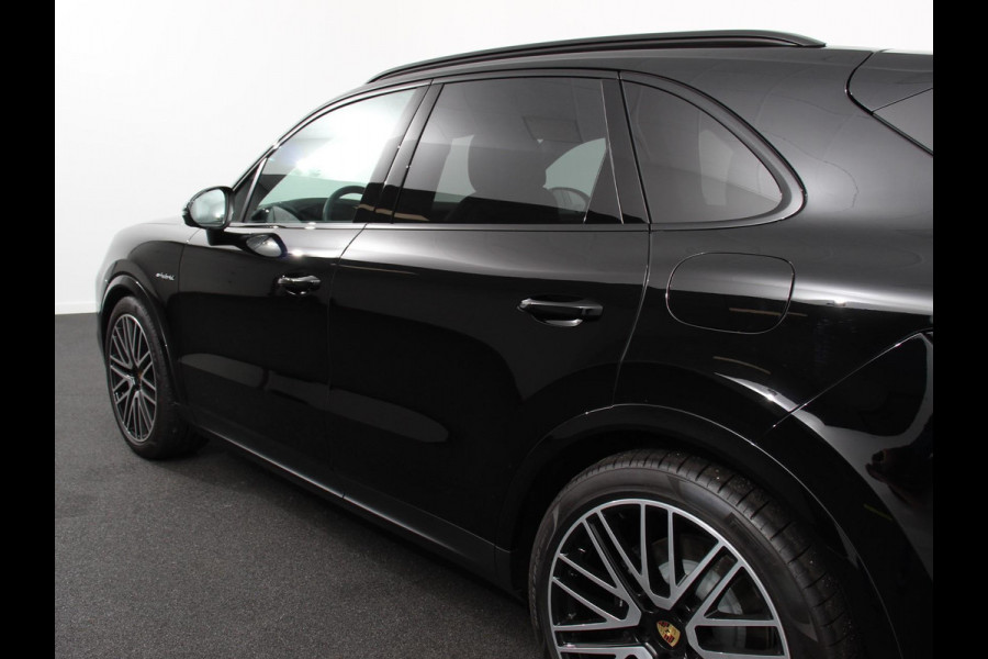Porsche Cayenne 3.0 E-Hybrid Akrapovic met soundbox Luchtvering Leder Panoramadak Camera Navigatie Elektrische comfortstoelen DAB+ Led Adaptieve cruise control Climate control Lichtmetalen velgen Apple Carplay/ Android Auto