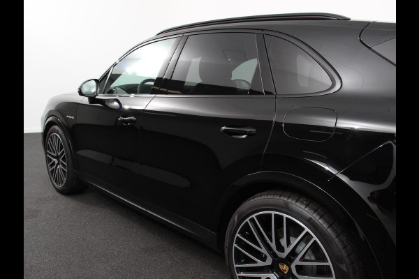 Porsche Cayenne 3.0 E-Hybrid Akrapovic met soundbox Luchtvering Leder Panoramadak Camera Navigatie Elektrische comfortstoelen DAB+ Led Adaptieve cruise control Climate control Lichtmetalen velgen Apple Carplay/ Android Auto