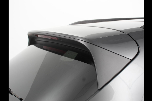 Porsche Cayenne 3.0 E-Hybrid Akrapovic met soundbox Luchtvering Leder Panoramadak Camera Navigatie Elektrische comfortstoelen DAB+ Led Adaptieve cruise control Climate control Lichtmetalen velgen Apple Carplay/ Android Auto