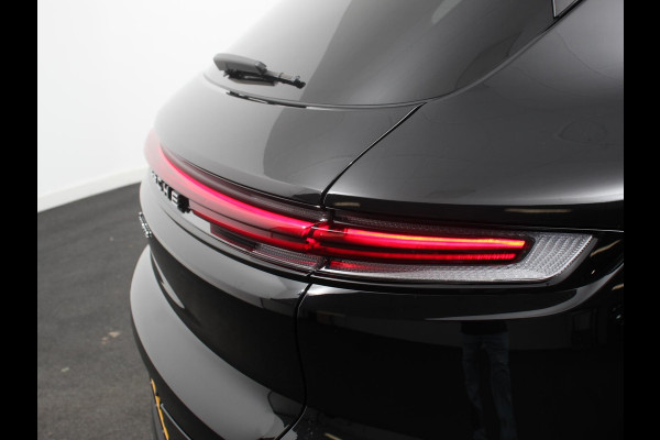 Porsche Cayenne 3.0 E-Hybrid Akrapovic met soundbox Luchtvering Leder Panoramadak Camera Navigatie Elektrische comfortstoelen DAB+ Led Adaptieve cruise control Climate control Lichtmetalen velgen Apple Carplay/ Android Auto