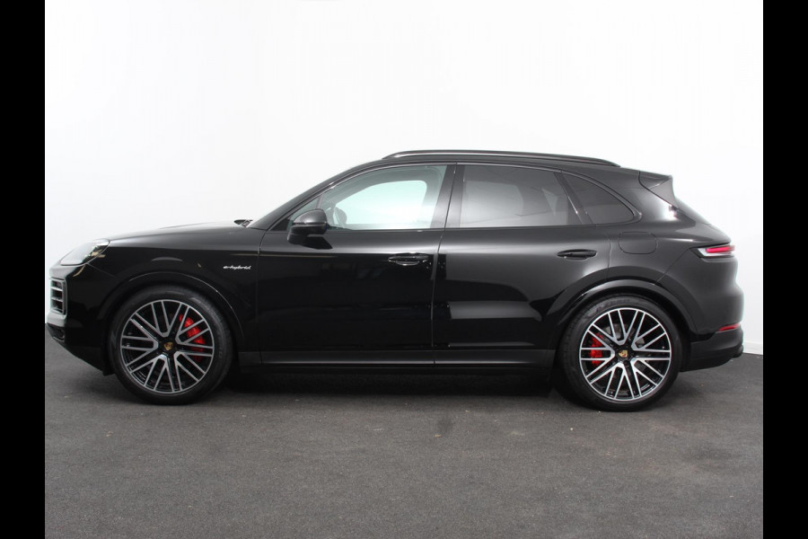 Porsche Cayenne 3.0 E-Hybrid Akrapovic met soundbox Luchtvering Leder Panoramadak Camera Navigatie Elektrische comfortstoelen DAB+ Led Adaptieve cruise control Climate control Lichtmetalen velgen Apple Carplay/ Android Auto