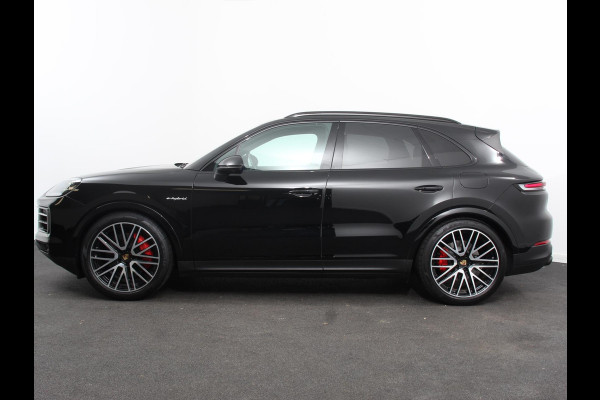 Porsche Cayenne 3.0 E-Hybrid Akrapovic met soundbox Luchtvering Leder Panoramadak Camera Navigatie Elektrische comfortstoelen DAB+ Led Adaptieve cruise control Climate control Lichtmetalen velgen Apple Carplay/ Android Auto