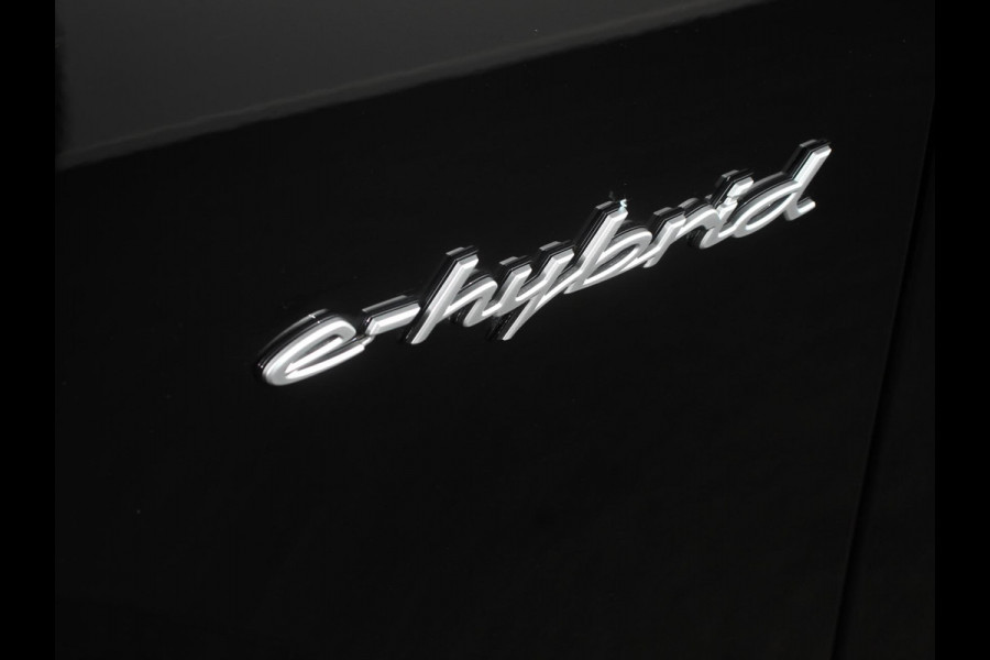 Porsche Cayenne 3.0 E-Hybrid Akrapovic met soundbox Luchtvering Leder Panoramadak Camera Navigatie Elektrische comfortstoelen DAB+ Led Adaptieve cruise control Climate control Lichtmetalen velgen Apple Carplay/ Android Auto
