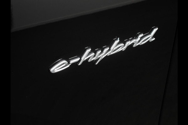 Porsche Cayenne 3.0 E-Hybrid Akrapovic met soundbox Luchtvering Leder Panoramadak Camera Navigatie Elektrische comfortstoelen DAB+ Led Adaptieve cruise control Climate control Lichtmetalen velgen Apple Carplay/ Android Auto