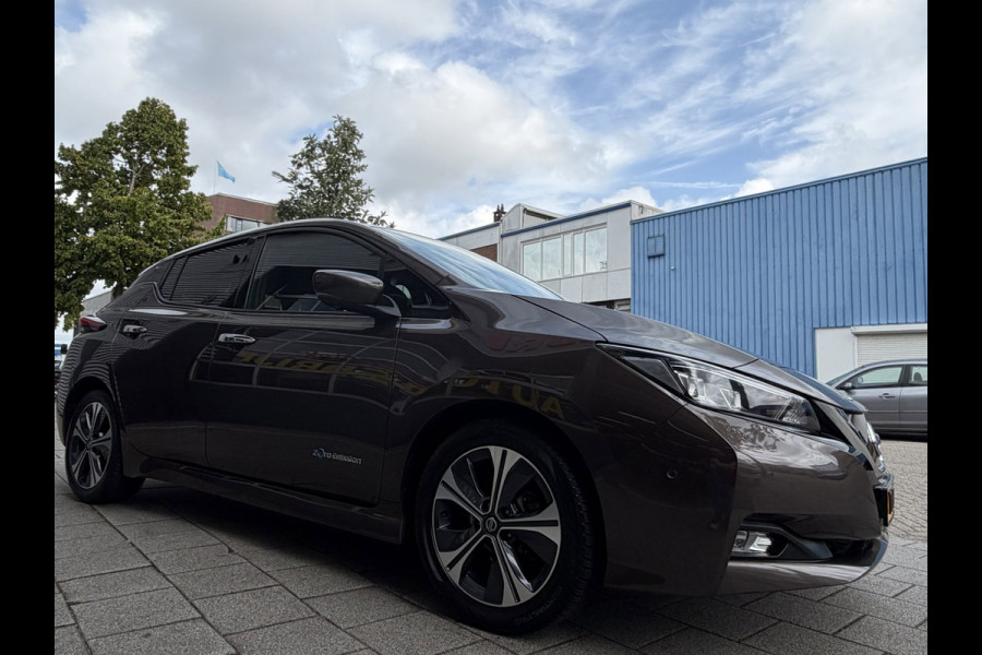 Nissan Leaf Tekna 40 kWh - Automaat I Navigatie I Camera 360 I PDC I LED I Leer I Sport velgen I Dealer onderhouden