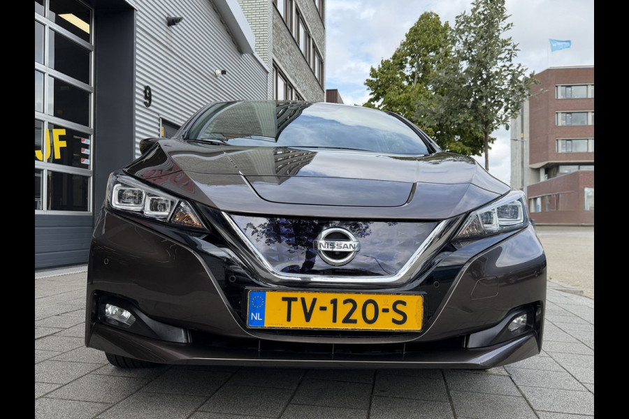 Nissan Leaf Tekna 40 kWh - Automaat I Navigatie I Camera 360 I PDC I LED I Leer I Sport velgen I Dealer onderhouden