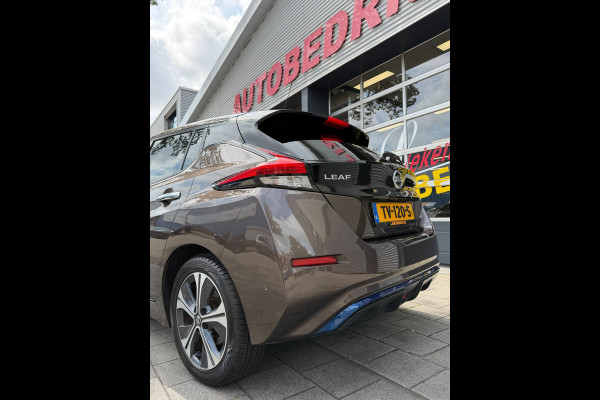 Nissan Leaf Tekna 40 kWh - Automaat I Navigatie I Camera 360 I PDC I LED I Leer I Sport velgen I Dealer onderhouden