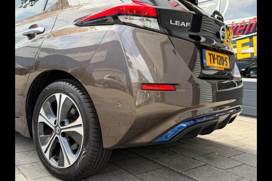 Nissan Leaf Tekna 40 kWh - Automaat I Navigatie I Camera 360 I PDC I LED I Leer I Sport velgen I Dealer onderhouden