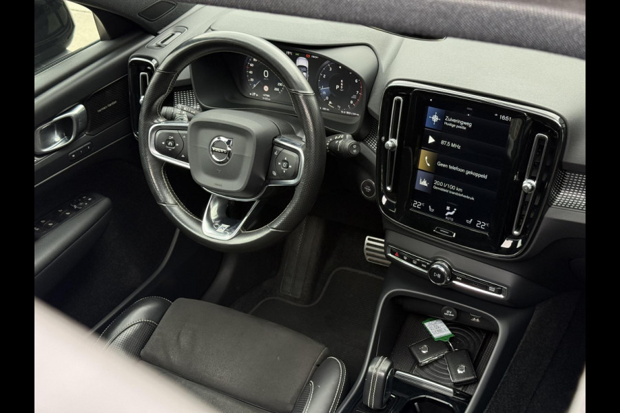 Volvo XC40 2.0 T5 AWD R-Design Intro Edition 1e Eigenaar|Pano|H&K|Camera|Trekhaak|Adap Cruise|Stuur+Stoel verw V+A|Carplay|Elek Achterklep|PDC V+A|N.A.P|APK tot 04-2027